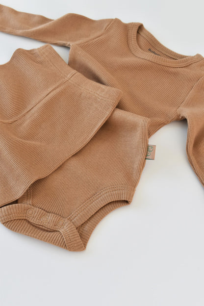Set 3 piese: body cu maneca lunga, pantaloni lungi cu botosei si caciulita din bumbac organic si modal - Maro BabyCosy
