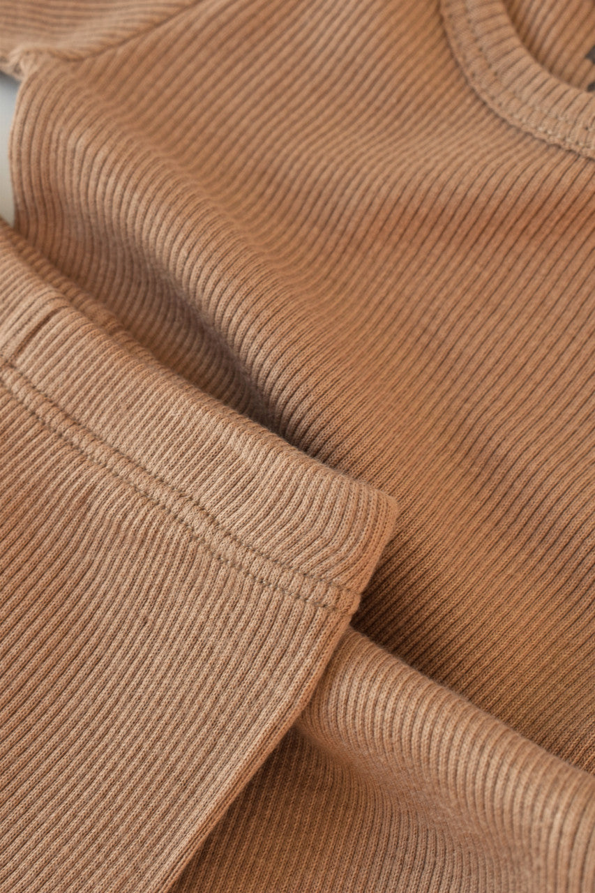 Set 3 piese: body cu maneca lunga, pantaloni lungi cu botosei si caciulita din bumbac organic si modal - Maro BabyCosy