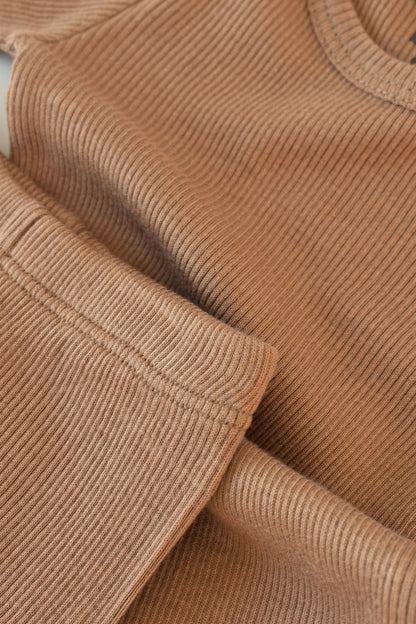 Set 3 piese: body cu maneca lunga, pantaloni lungi cu botosei si caciulita din bumbac organic si modal - Maro BabyCosy