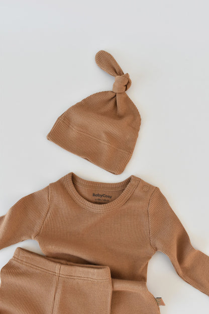 Set 3 piese: body cu maneca lunga, pantaloni lungi cu botosei si caciulita din bumbac organic si modal - Maro BabyCosy