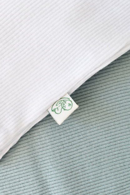 Set 3 piese: body cu maneca lunga, pantaloni lungi cu botosei si caciulita din bumbac organic si modal - Alb, BabyCosy