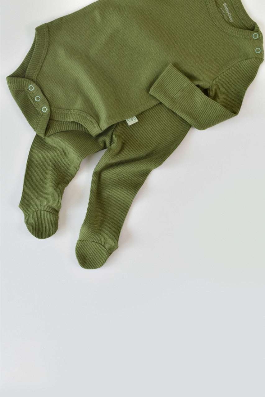 Set 3 piese: body cu maneca lunga, pantaloni lungi cu botosei si caciulita din bumbac organic si modal - Verde BabyCosy