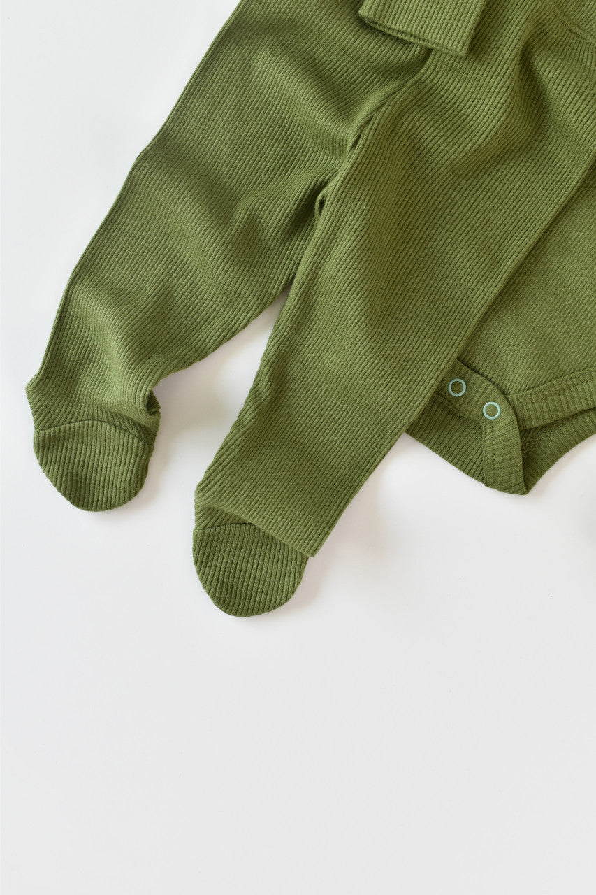 Set 3 piese: body cu maneca lunga, pantaloni lungi cu botosei si caciulita din bumbac organic si modal - Verde BabyCosy