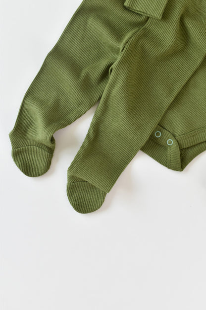 Set 3 piese: body cu maneca lunga, pantaloni lungi cu botosei si caciulita din bumbac organic si modal - Verde BabyCosy
