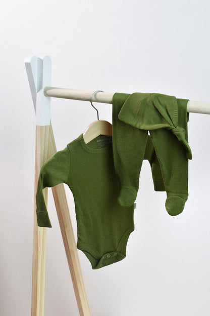 Set 3 piese: body cu maneca lunga, pantaloni lungi cu botosei si caciulita din bumbac organic si modal - Verde BabyCosy