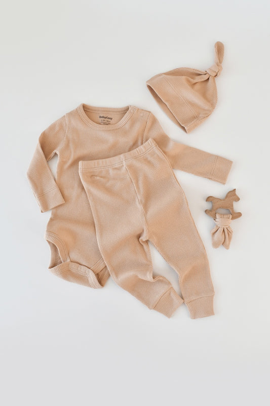 Set 3 piese: body cu maneca lunga, pantaloni lungi si caciulita din bumbac organic si modal - Somon, BabyCosy - Body, Caciula, Pantaloni