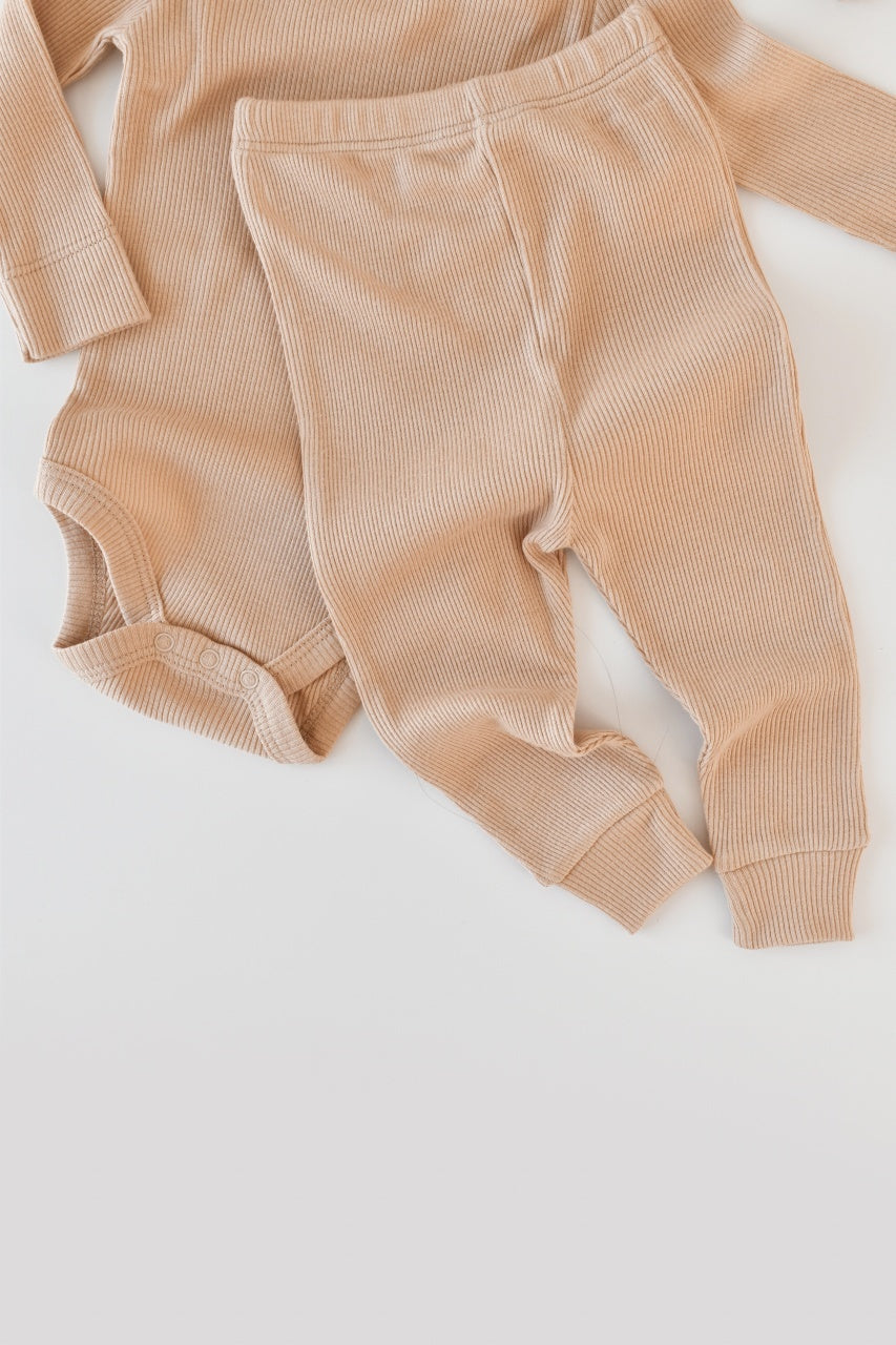 Set 3 piese: body cu maneca lunga, pantaloni lungi si caciulita din bumbac organic si modal - Somon, BabyCosy