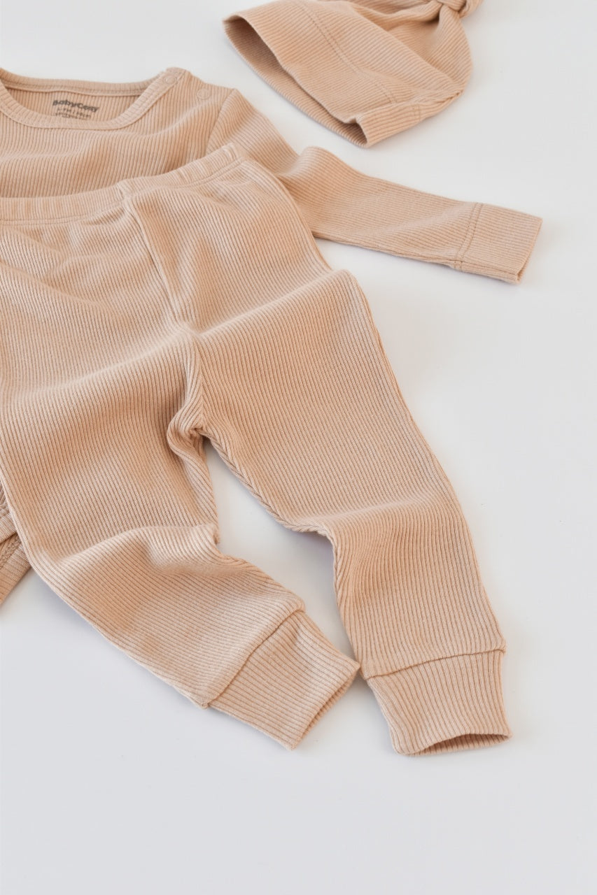 Set 3 piese: body cu maneca lunga, pantaloni lungi si caciulita din bumbac organic si modal - Somon, BabyCosy
