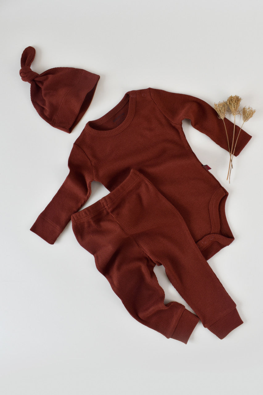 Set 3 piese: body cu maneca lunga, pantaloni lungi si caciulita din bumbac organic si modal - Caramiziu, BabyCosy