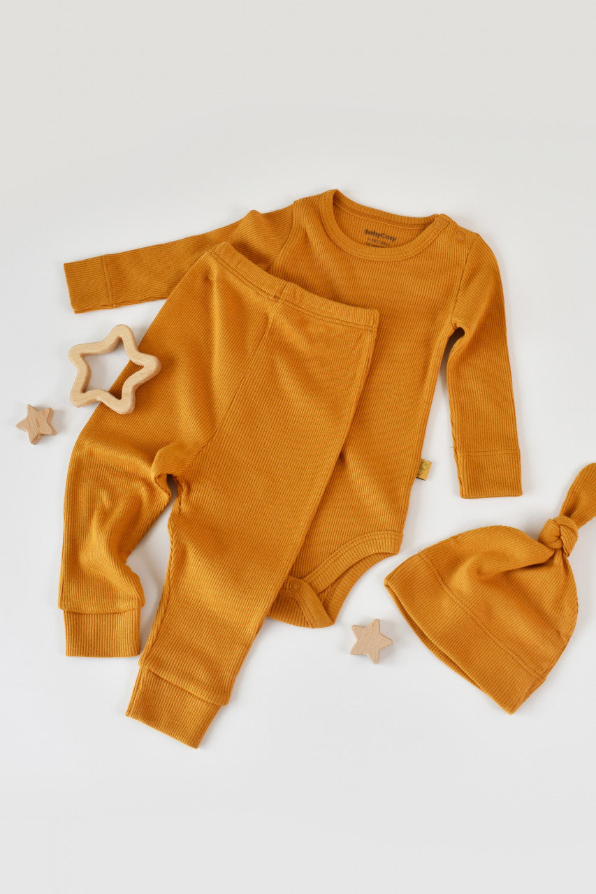 Set 3 piese: body cu maneca lunga, pantaloni lungi si caciulita din bumbac organic si modal - Mustar, BabyCosy