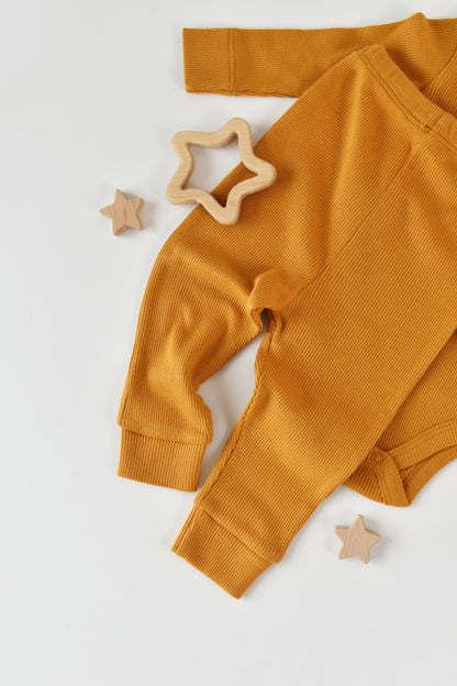 Set 3 piese: body cu maneca lunga, pantaloni lungi si caciulita din bumbac organic si modal - Mustar, BabyCosy