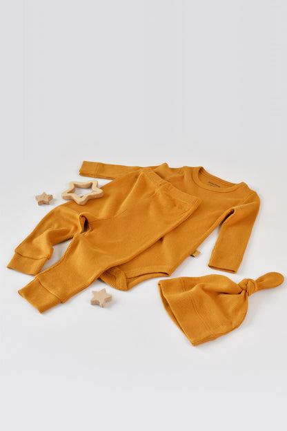 Set 3 piese: body cu maneca lunga, pantaloni lungi si caciulita din bumbac organic si modal - Mustar, BabyCosy