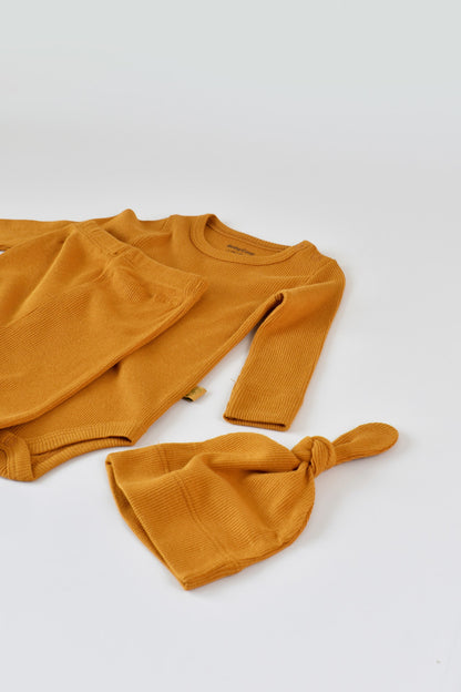 Set 3 piese: body cu maneca lunga, pantaloni lungi si caciulita din bumbac organic si modal - Mustar, BabyCosy