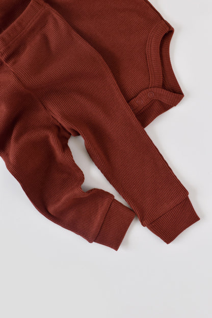 Set 3 piese: body cu maneca lunga, pantaloni lungi si caciulita din bumbac organic si modal - Caramiziu, BabyCosy