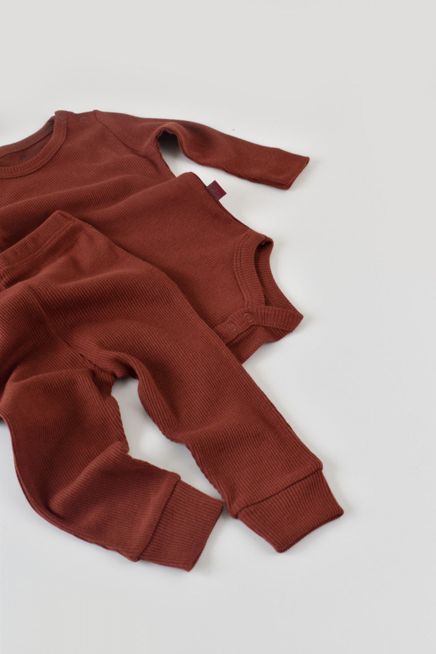 Set 3 piese: body cu maneca lunga, pantaloni lungi si caciulita din bumbac organic si modal - Caramiziu, BabyCosy