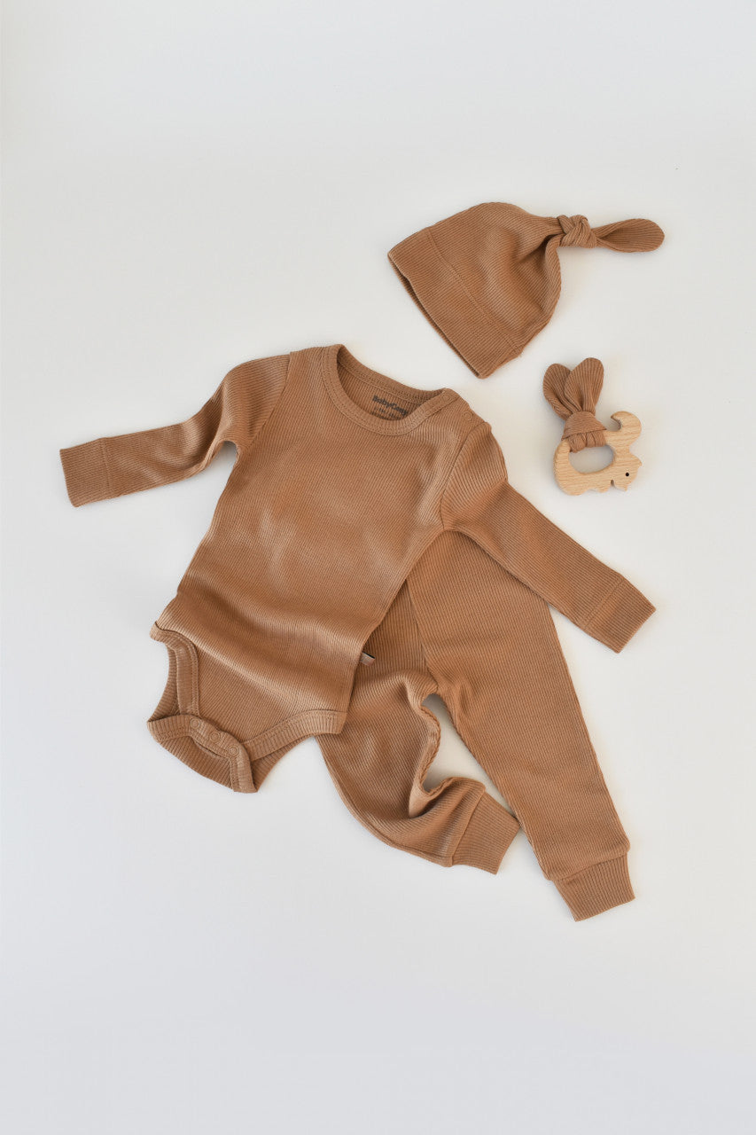 Set 3 piese: body cu maneca lunga, pantaloni lungi si caciulita din bumbac organic si modal - Maro BabyCosy