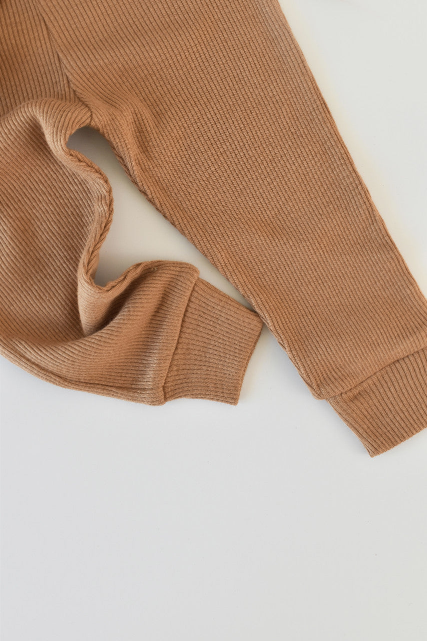 Set 3 piese: body cu maneca lunga, pantaloni lungi si caciulita din bumbac organic si modal - Maro BabyCosy