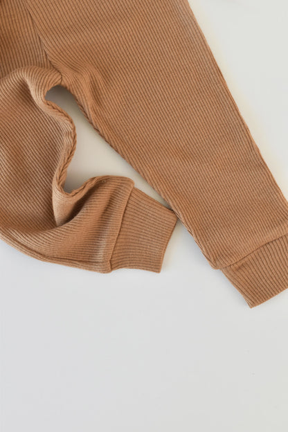 Set 3 piese: body cu maneca lunga, pantaloni lungi si caciulita din bumbac organic si modal - Maro BabyCosy