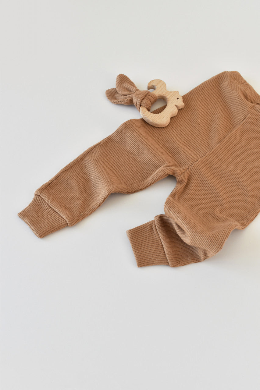 Set 3 piese: body cu maneca lunga, pantaloni lungi si caciulita din bumbac organic si modal - Maro BabyCosy