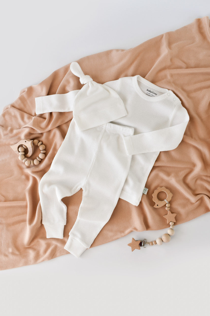 Set 3 piese: body cu maneca lunga, pantaloni lungi si caciulita din bumbac organic si modal - Ecru BabyCosy