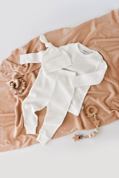 Set 3 piese: body cu maneca lunga, pantaloni lungi si caciulita din bumbac organic si modal - Ecru BabyCosy