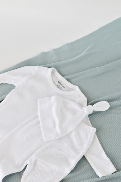 Set 3 piese: body cu maneca lunga, pantaloni lungi si caciulita din bumbac organic si modal - Alb, BabyCosy