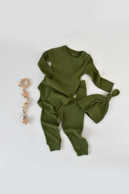 Set 3 piese: body cu maneca lunga, pantaloni lungi si caciulita din bumbac organic si modal - Verde, BabyCosy