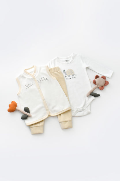 Set 3 piese Broscuta cu body, pantalonasi si vestuta din 80%bumbac organic si 20% poliester - Crem, BabyCosy