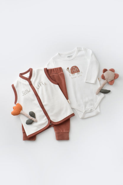 Set 3 piese Broscuta cu body, pantalonasi si vestuta din 80%bumbac organic si 20% poliester - Caramiziu, BabyCosy