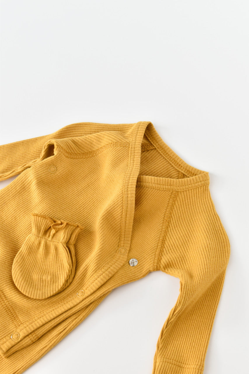 Set 4 piese: bluza, pantaloni, caciulita si manusi din bumbac organic si modal - Mustar, BabyCosy
