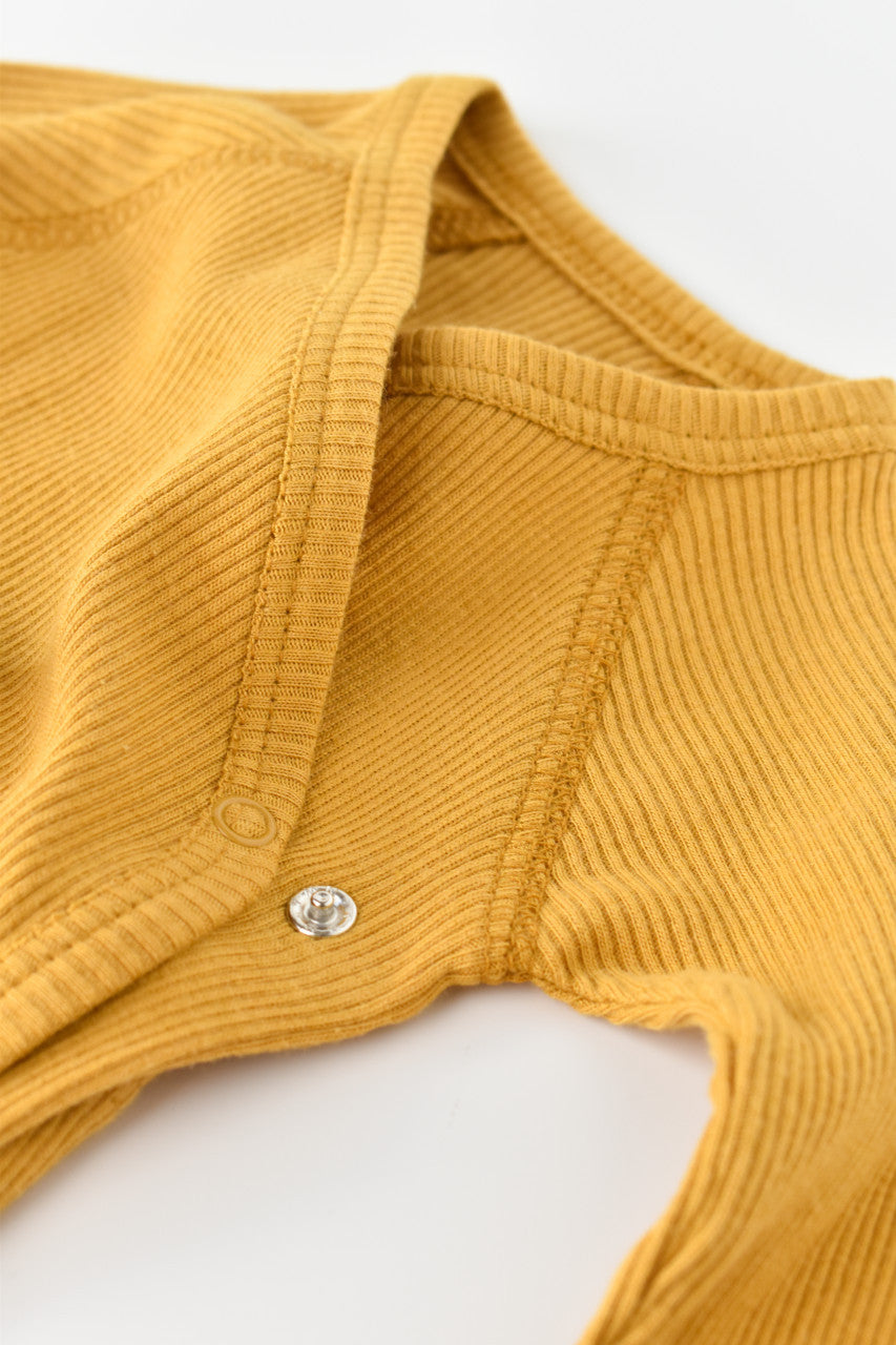 Set 4 piese: bluza, pantaloni, caciulita si manusi din bumbac organic si modal - Mustar, BabyCosy