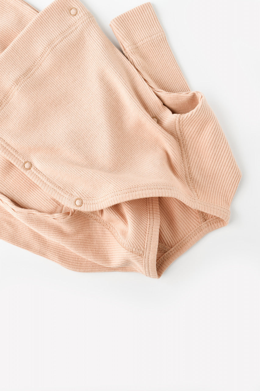Set 4 piese: bluza, pantaloni, caciulita si manusi din bumbac organic si modal - Somon, BabyCosy