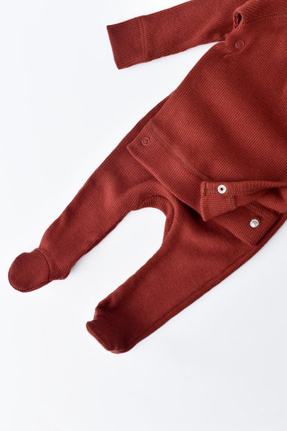 Set 4 piese: bluza, pantaloni, caciulita si manusi din bumbac organic si modal - Caramiziu, BabyCosy