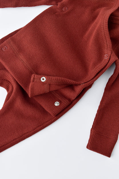 Set 4 piese: bluza, pantaloni, caciulita si manusi din bumbac organic si modal - Caramiziu, BabyCosy