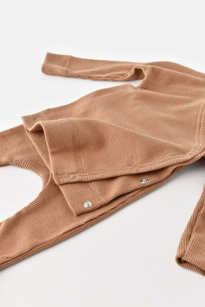 Set 4 piese: bluza, pantaloni, caciulita si manusi din bumbac organic si modal - Maro, BabyCosy