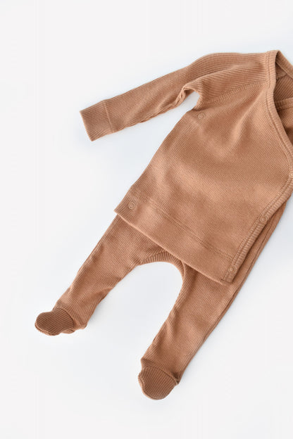 Set 4 piese: bluza, pantaloni, caciulita si manusi din bumbac organic si modal - Maro, BabyCosy
