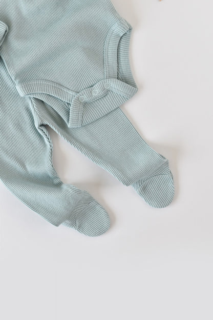 Set 4 piese: bluza, pantaloni, caciulita si manusi din bumbac organic si modal - Mint, BabyCosy