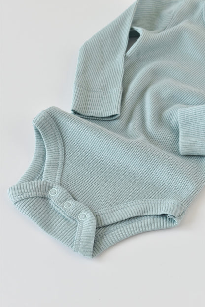 Set 4 piese: bluza, pantaloni, caciulita si manusi din bumbac organic si modal - Mint, BabyCosy
