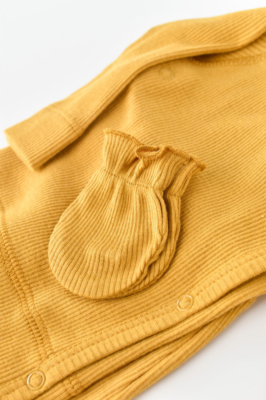 Set 4 piese: bluza, pantaloni, caciulita si manusi din bumbac organic si modal - Mustar, BabyCosy