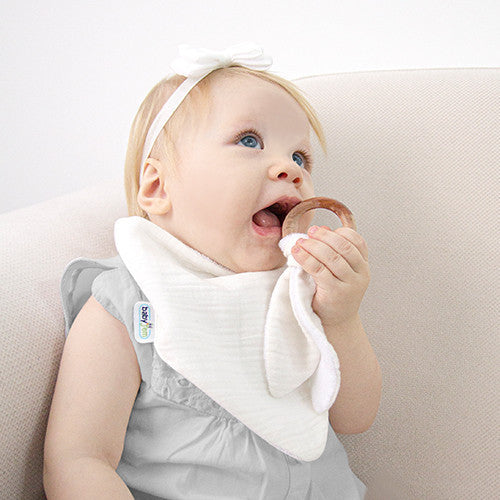 Set baveta cu doua fete din muselina cu jucarie dentitie BabyJem