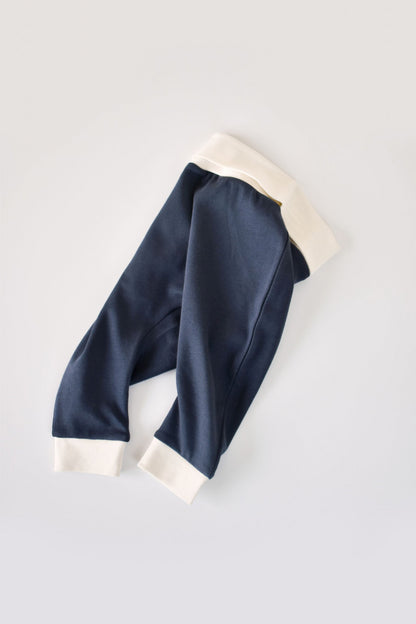Set bluzita cu maneca lunga si nasturei si pantaloni lungi, 100% bumbac organic, BabyCosy, Bleumarin