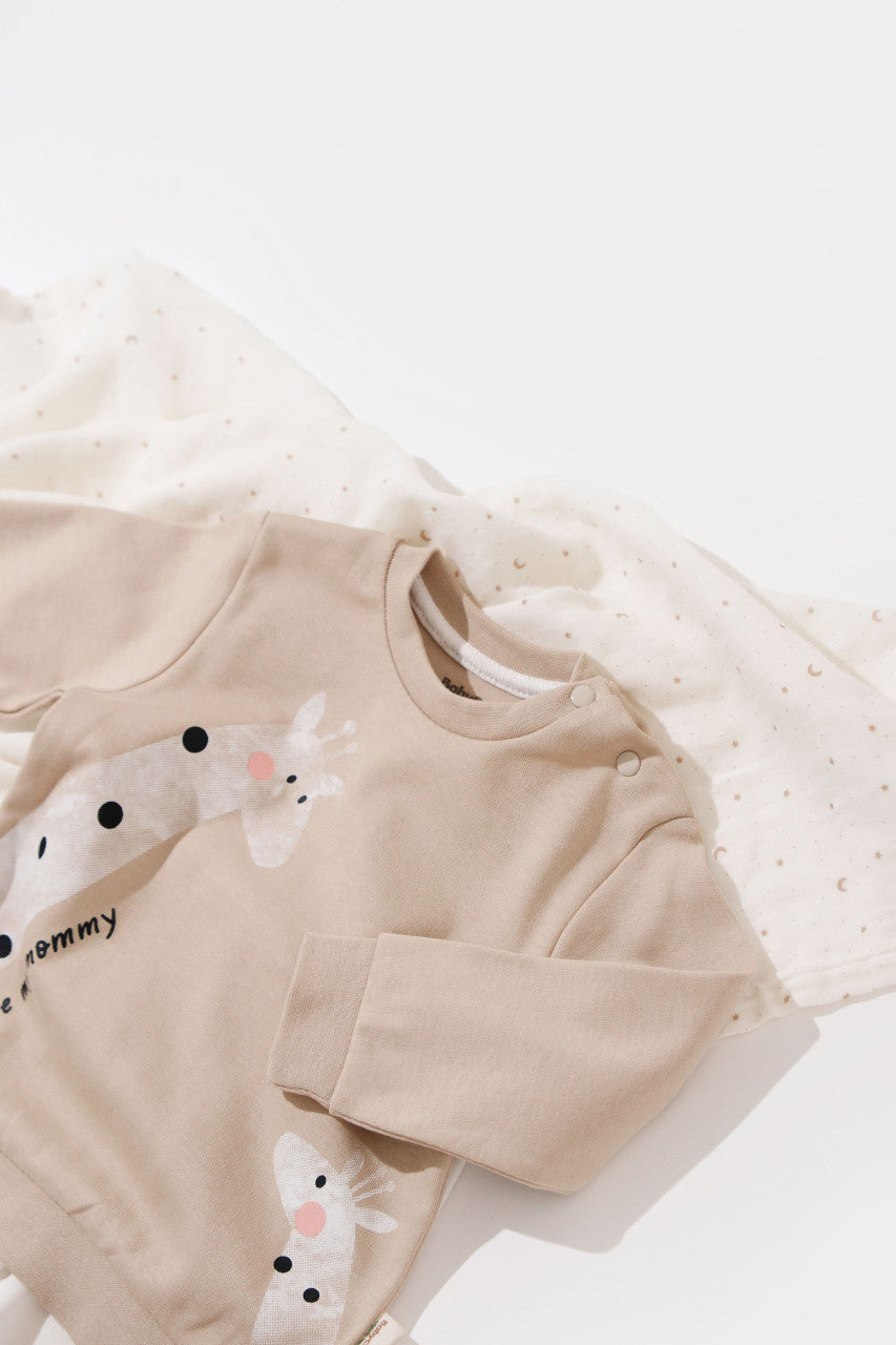 Set bluzita cu maneca lunga si pantaloni lungi cu buline Girafa, BabyCosy, 100% bumbac organic, Mink