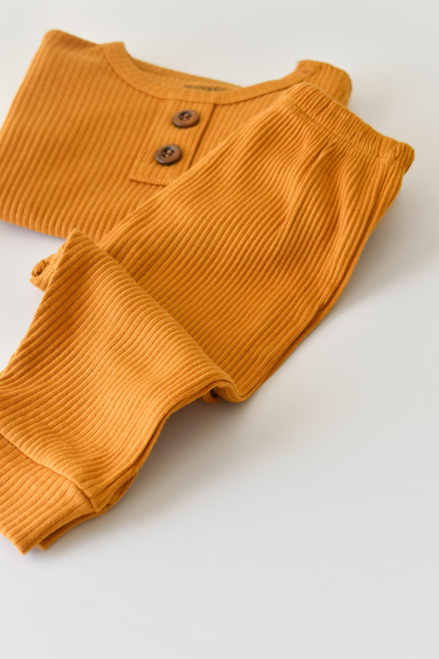 Set bluzita cu maneca lunga si pantaloni lungi din bumbac organic si modal - Mustar BabyCosy