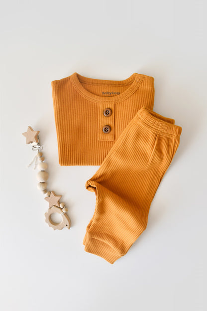 Set bluzita cu maneca lunga si pantaloni lungi din bumbac organic si modal - Mustar BabyCosy