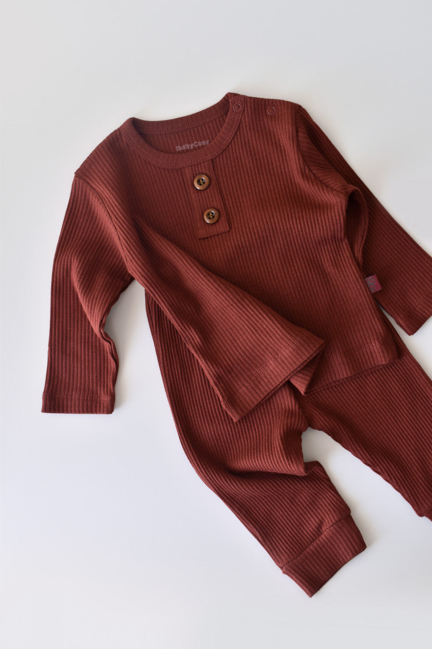 Set bluzita cu maneca lunga si pantaloni lungi din bumbac organic si modal - Caramiziu BabyCosy