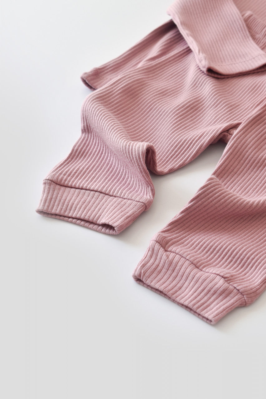 Set bluzita cu maneca lunga si pantaloni lungi din bumbac organic si modal - Roz BabyCosy