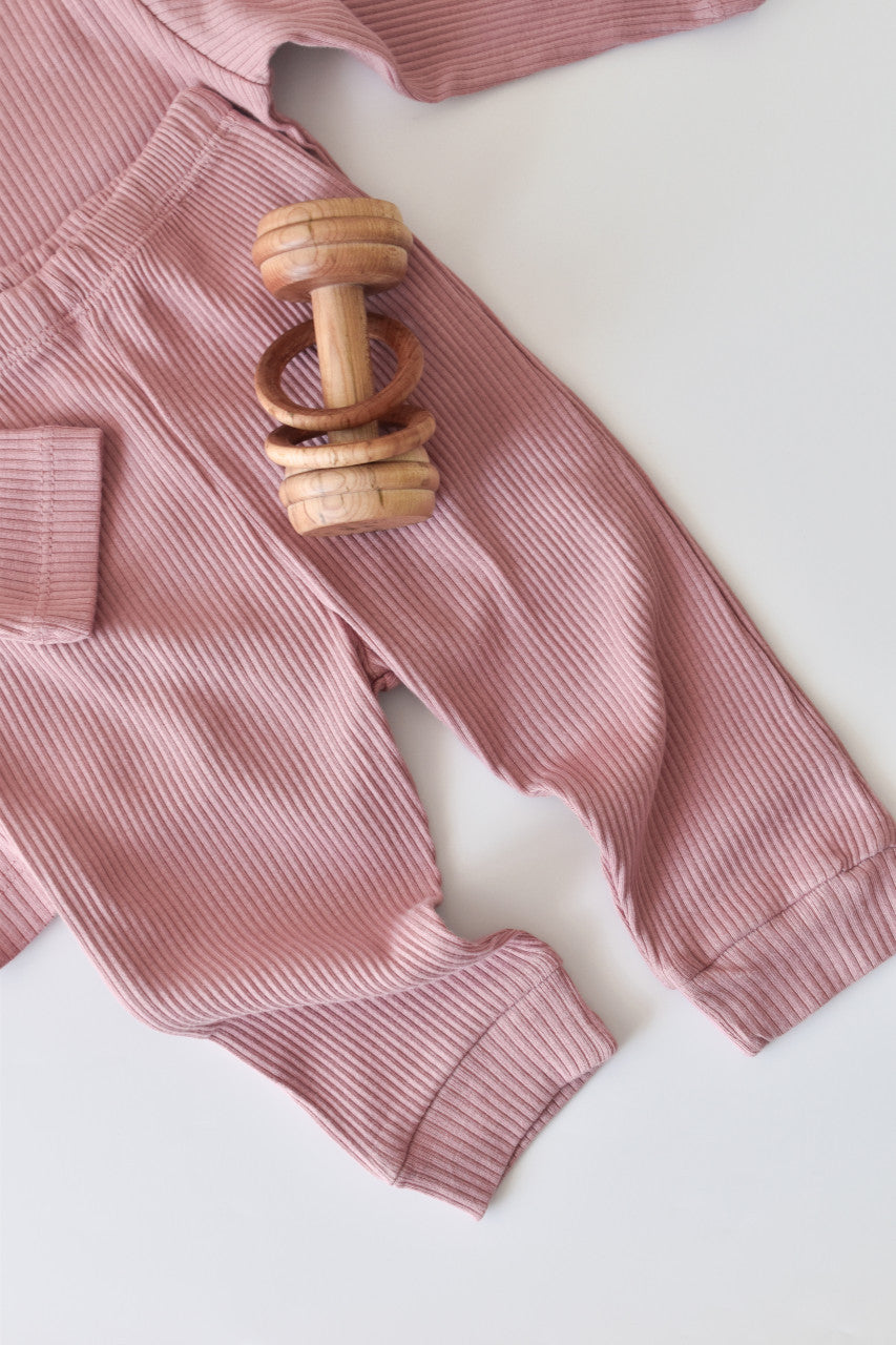 Set bluzita cu maneca lunga si pantaloni lungi din bumbac organic si modal - Roz BabyCosy