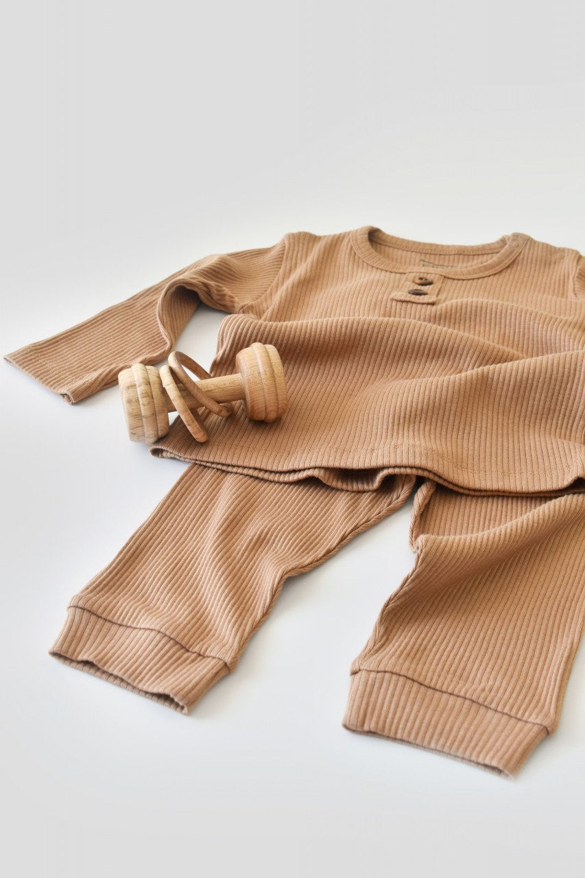Set bluzita cu maneca lunga si pantaloni lungi din bumbac organic si modal - Maro BabyCosy