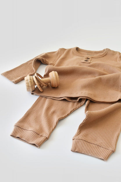 Set bluzita cu maneca lunga si pantaloni lungi din bumbac organic si modal - Maro BabyCosy