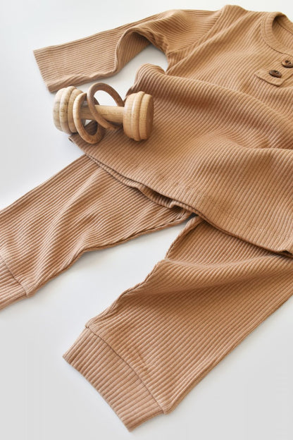 Set bluzita cu maneca lunga si pantaloni lungi din bumbac organic si modal - Maro BabyCosy